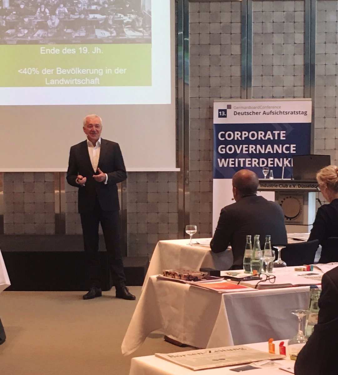 germanboardnews's tweet photo. #DART13: Thomas Deutschmann von der @Brainloop_AG über die Bedeutung der #Digitalisierung für Knowledge Worker. https://t.co/arbhlVY1aO
