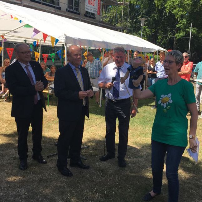 sachsenanhalt's tweet photo. 100 Kita-Kinder in Ebendorf (Gemeinde Barleben) feiern Richtfest für die ihre neue Kita „Gänseblümchen“. Eingeladen war Finanzstaatssekretär Dr. Klaus Klang. Er wünscht weiterhin gutes Gelingen beim Bauen - finanziell unterstützt von der EU. #STARKIII #moderndenken (MF) https://t.co/6VWvlwWc5V