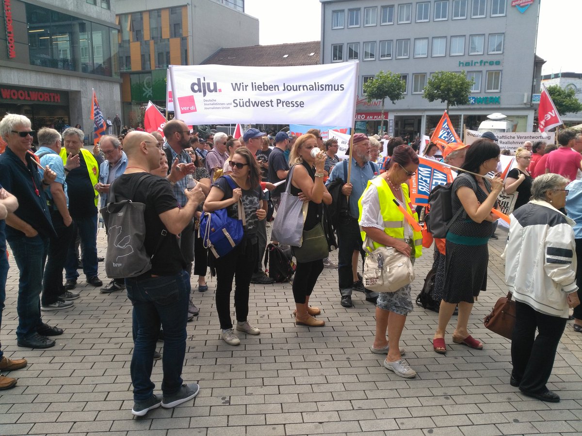 Es wird weiter gestreikt! Am Sonntag geht es in die nun mittlerweile siebte (!) Verhandlungsrunde. Heute machen die ZeitungsredakteurInnen in Heilbronn ihrem Unmut Luft über das unzureichende Angebot der Verleger. #TVTZ18 #zeitungsstreik #wirsindmehrwert <a href="/DJVBW/">DJV Baden-Württemberg</a> <a href="/djuverdi/">dju in ver.di</a>