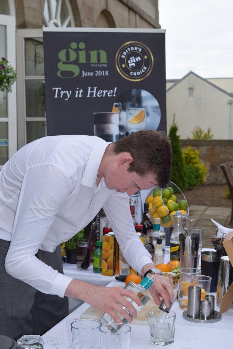 Chelsea Royal going down very well at a sunny <a href="/DalmahoyHotel/">Dalmahoy</a> this week and keeping some thirsty golfers very happy #ChelseaRoyalGin #DalmahoyHotel #GinTasting