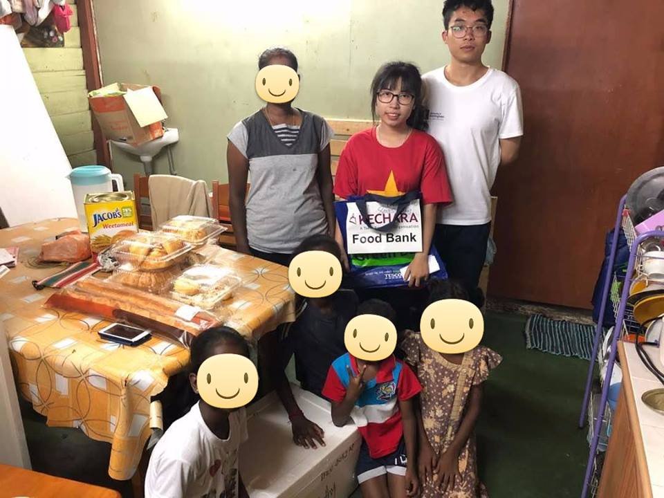 KecharaSoupK's tweet photo. Students helping in channelling #surplusfood to the needy families today. Thank you! This programme has multiple levels: preventing #foodwaste, students get to #volunteer their time in charity and also benefiting the #poor.
#AIESEC
#kecharasoupkitchen
#CleanOurPlate
#foodbank https://t.co/H65pUA0yJX