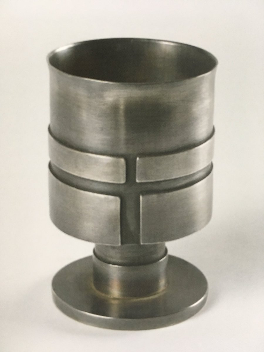 Art_xianity's tweet image. Looking for images of chalices for our Visual Communion series of symposia. Two here by Geoffrey Clarke and one slightly different from Ushaw #viscomm @TheAustinForum