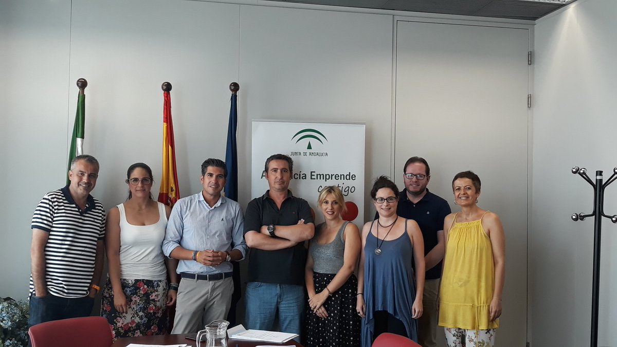 cadesevilla's tweet photo. En el día de ayer 2️⃣8️⃣ de junio se realizaron la firma de contratos, por parte de @imaguera Directora Provincial de @aemprende y nuevas empresas de la provincia, en presencia de @juambogado (Delegado Territorial de Conocimiento y Empleo de Sevilla).
https://t.co/dQVEElEdt2 https://t.co/7Ti9uE7Akt