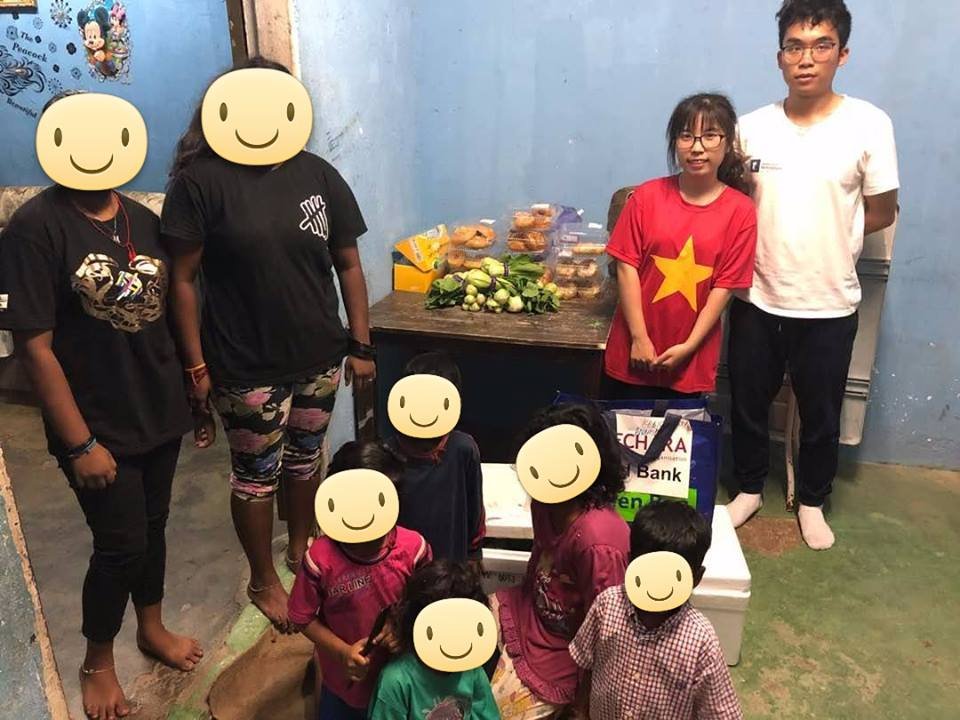 KecharaSoupK's tweet photo. Students helping in channelling #surplusfood to the needy families today. Thank you! This programme has multiple levels: preventing #foodwaste, students get to #volunteer their time in charity and also benefiting the #poor.
#AIESEC
#kecharasoupkitchen
#CleanOurPlate
#foodbank https://t.co/H65pUA0yJX