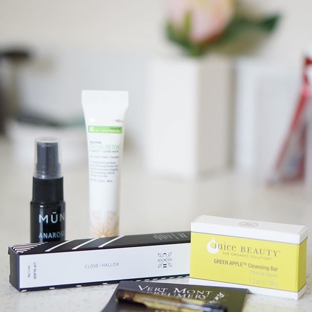 rebeccalately's tweet image. Did you see my @petitvour unboxing?  The lip color they sent out this month is perfect for me! #petitvour #ontheblog #crueltyfreebeauty ift.tt/2tGmcEW