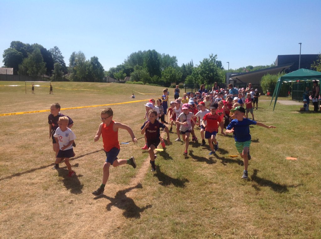MrsButlersClass's tweet photo. What a fabulous morning raising money for a great cause #raceforlife. Well done @MrsButlersClass @MissAldisClass and @MissIslipsClass https://t.co/vs9rheGTNG