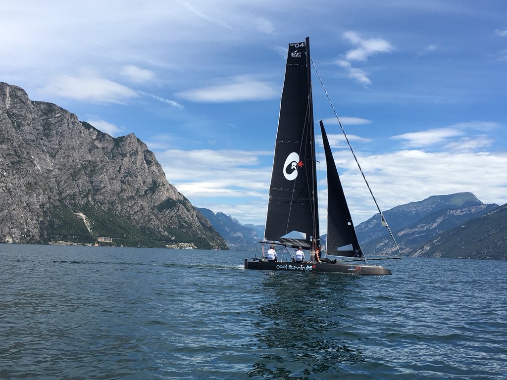 ETF_26's tweet photo. [Foilingweek Garda 🇮🇹] DAY 2 : boats are one the water first regatta is about to start in light airs.
#foilingweek #lakegarda #italy #jeanpierredick #alps #malcesine https://t.co/dydBAkag53