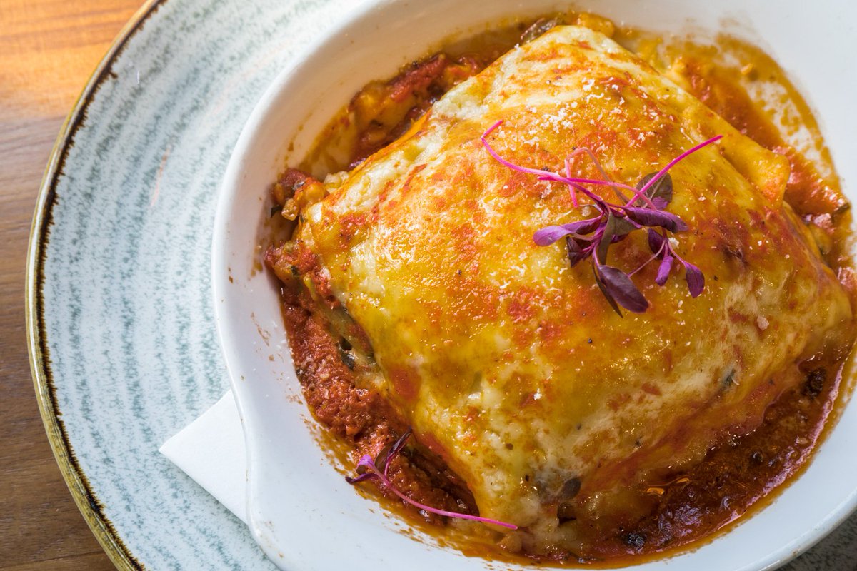 PivazRestaurant's tweet photo. WOW, its Friday again and you've had a busy week so relax, chill out and enjoy the perfect Moussaka with a cool cocktail at Pivaz......
*
#pivaz #luxurydining #afterwork #fridaymood #foodie #fridaynight #cocktails #delicious #turkishfood #pivazessex #finddining #friday #foodporn https://t.co/GYwubqXgJr