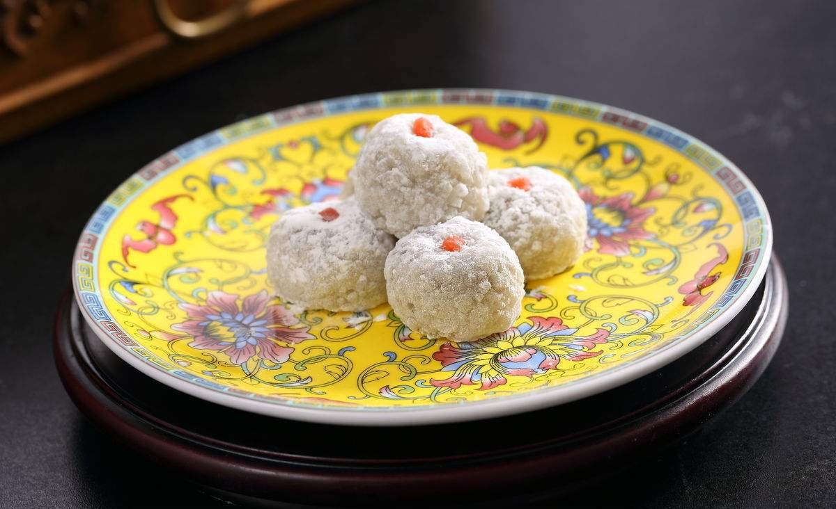 VisitBeijingcn's tweet photo. Aiwowo, or glutinuous rice ball, offers a taste of Muslim flavor with its sticky rice and sweet stuffing. Plus, it looks really good. #BeijingBites https://t.co/b3BSPjCqd2