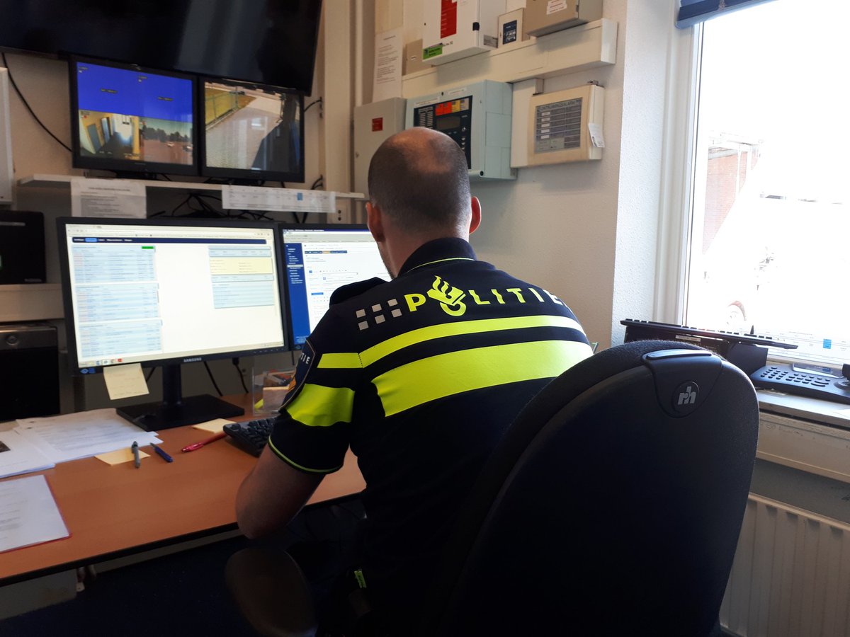 WA_Kampen4's tweet photo. Vanmorgen geheel onverwachts de wijk in geweest. Hierdoor op kunnen trekken met de gemeente #Kampen en #Beterwonen in 2 casussen waar snelle inzet was vereist. Collega's bedankt #wijkagent #IJsselmuiden #collegiaal #samenwerken #verbinden #hulpverlenen #topjob https://t.co/qsBhfXYc23
