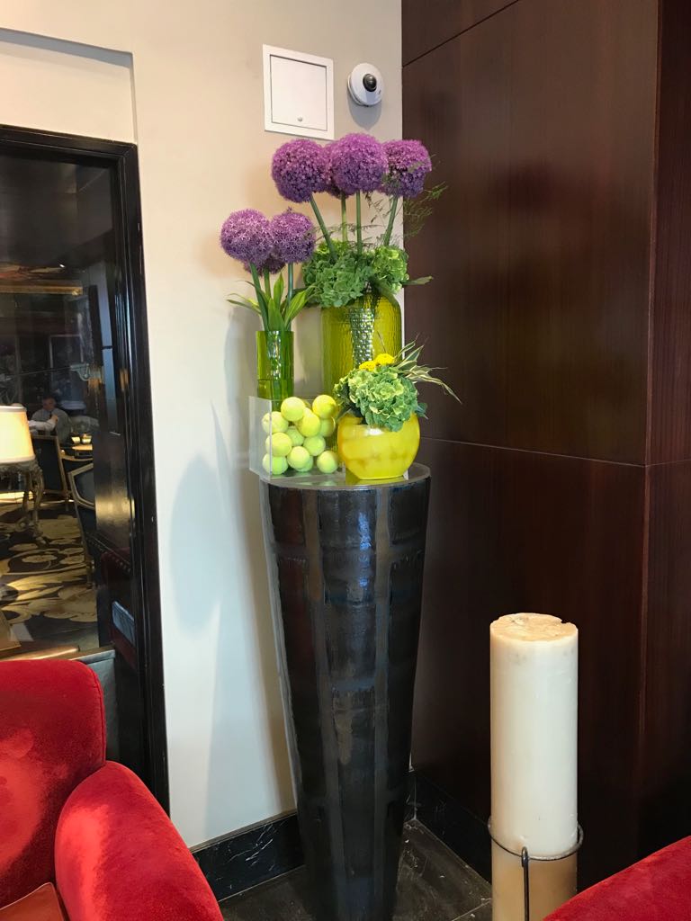 InWater_Flowers's tweet photo. Getting ready for #Wimbledon @SofitelLondonSJ with some #vintage rackets and vibrant flowers 
#tennis #wimbledonweek #flowerart #flowerinstallation #londonflorist #luxuryflowers #hotelflowers https://t.co/xUwT80gNot