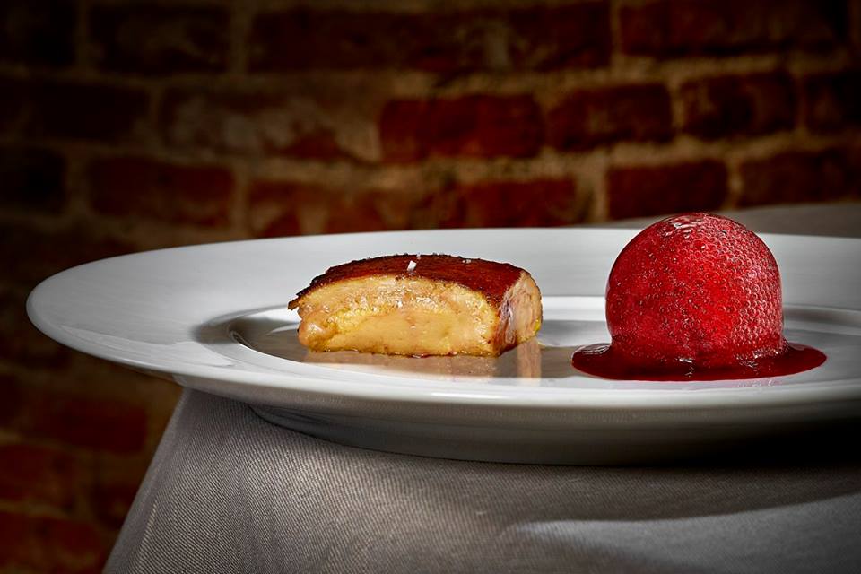 Platos clásicos con mucha personalidad como nuestro foie gras con mousse de remolacha, sautern y lima; una sorpresa inesperada.