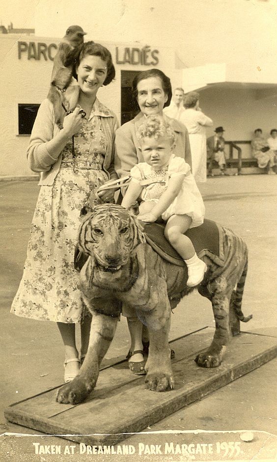 ⭐️Caption Contest Time!⭐️ Happy Friday everyone, this picture was taken at <a href="/DreamlandMarg/">Dreamland Margate</a> in 1955, reply with the caption you think it deserves. #captioncontest #funnypicture #flashbackfriday #vintagephoto #dreamlandmargate #fbf