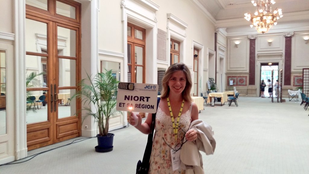 La JCE de Niort et sa région fièrement représentée à la 65e Convention Nationale JCE par sa présidente Sophie Willaert. 😊