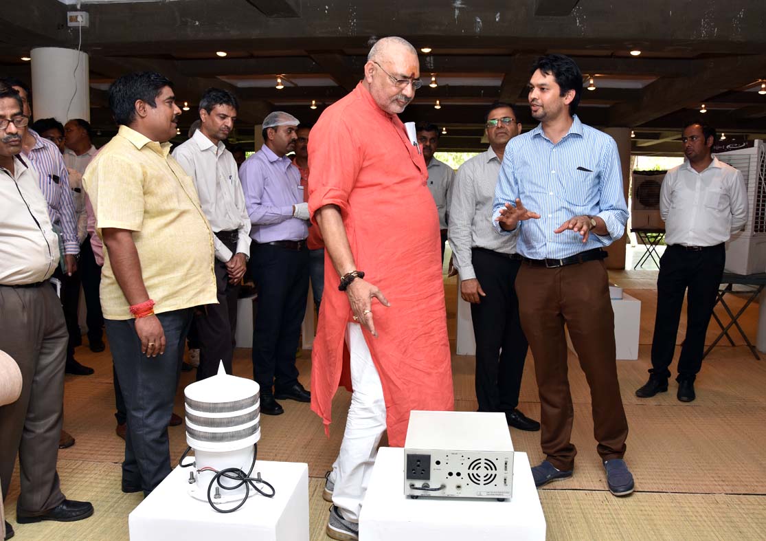 DCS_MSME's tweet photo. Shri Giriraj Singhji, Hon'ble Minister of State, (Independent Charge) for Micro, Small and Medium Enterprises (MSME), Government of India at Design Clinic Scheme Exhibition during the Visit at NID-Ahmedabad. https://t.co/jzdDQGxnER