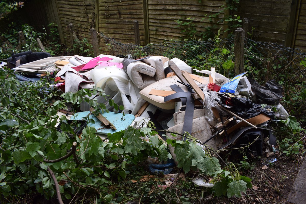 Quintonian37's tweet photo. @QuintonHousing Great partnership working with residents &amp; 2022 Communal Garden project Arranged rubbish removal Thursday gone to day Friday See before &amp; after pics Brilliant team @StreetSceneSth https://t.co/SXyXDayHmv
