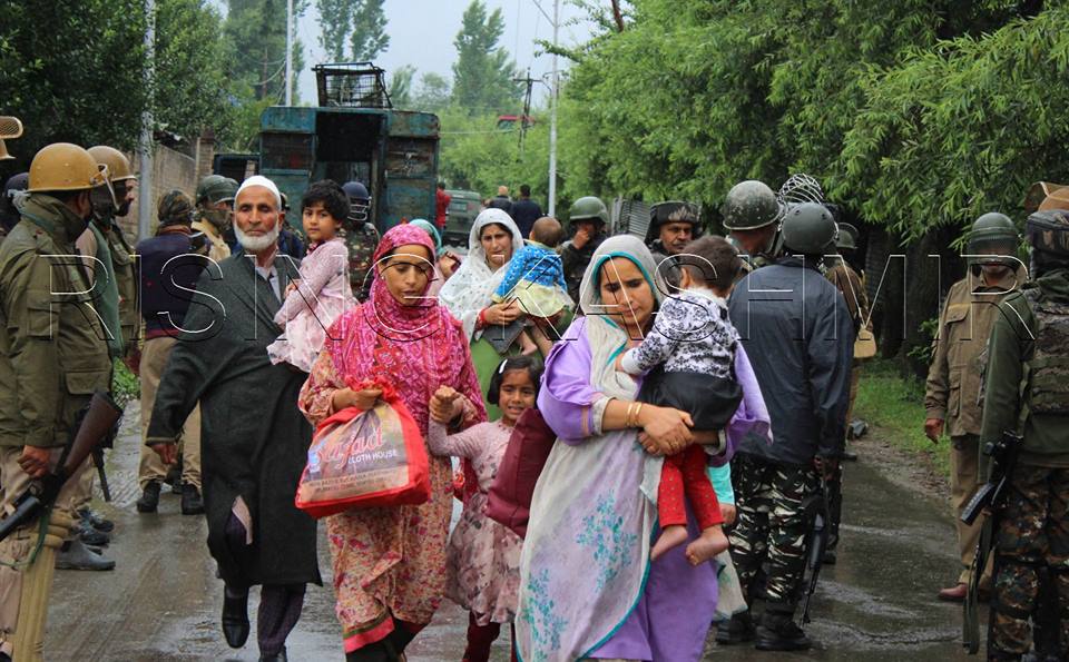 RisingKashmir's tweet photo. A #gunfight broke out between #militants and #governmentforces at #Chatpora area of south Kashmir's #Pulwama district. https://t.co/he9H9obKdt