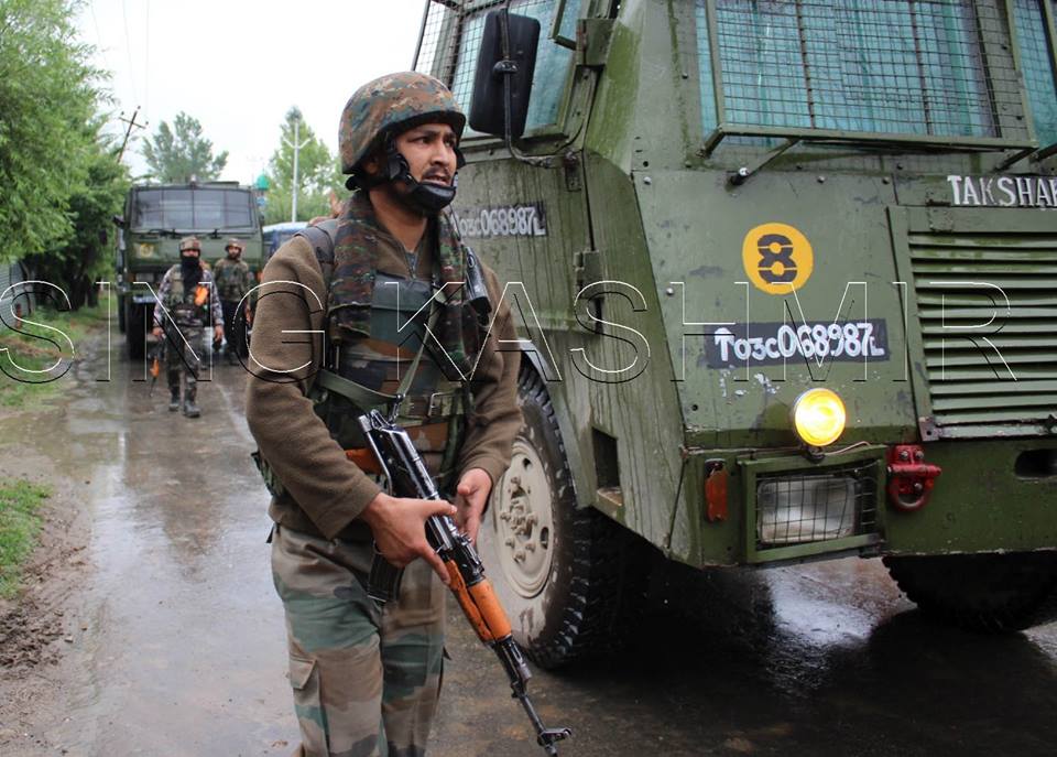 RisingKashmir's tweet photo. A #gunfight broke out between #militants and #governmentforces at #Chatpora area of south Kashmir's #Pulwama district. https://t.co/he9H9obKdt
