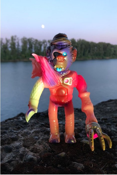 Terry Stardust Blind(ish) Bags are live now, PLUS the T9G x Bwana Killer Purple Peehole Eater from Designfiesta is up too!
gravytoys.com/products/