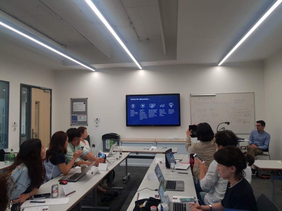TRF's tweet image. This week we're training Korean journalists from the Korea Press Foundation! Here's Antonis Kalogeropoulos from @risj_oxford breaking down the latest #journalism #news trends from the 2018 Digital News Report. 

Read the report here: digitalnewsreport.org