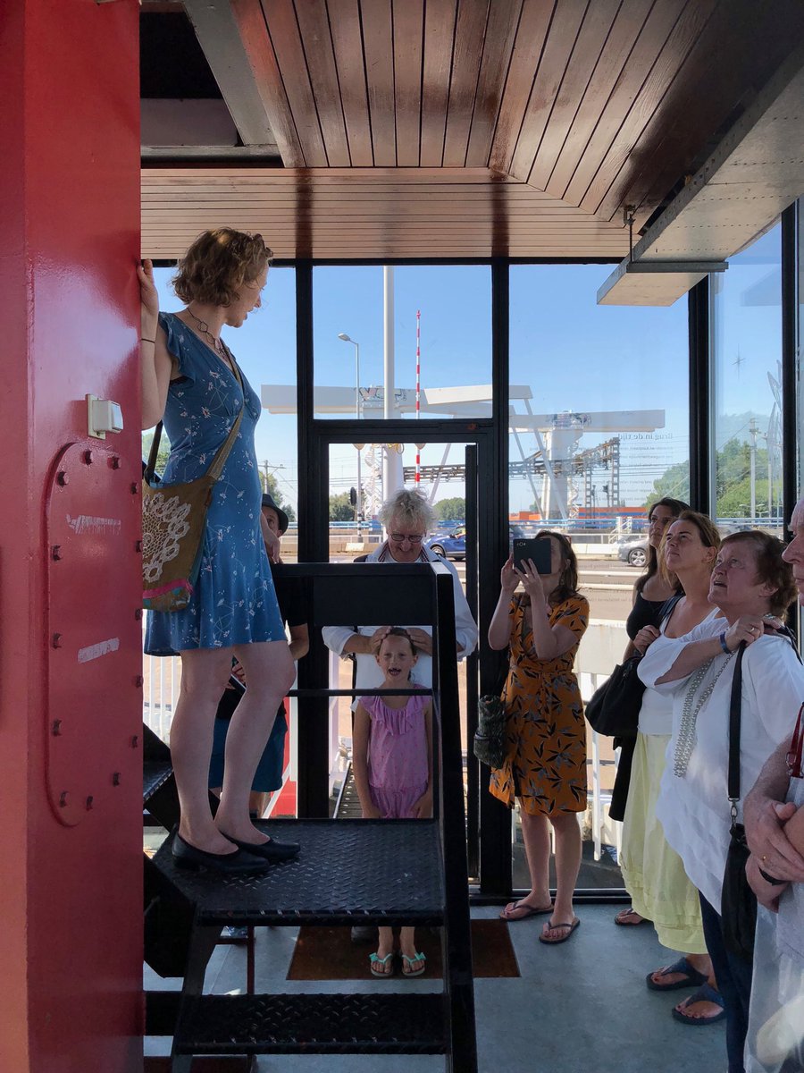 Zojuist het dicht-kunstproject bij het brugwachtershuisje Beukelsbrug Rotterdam mogen openen. Initiatief van ⁦<a href="/Brughuisjes/">Brugwachtershuisjes</a>⁩ ⁦<a href="/lottihesper/">Lotti Hesper</a>⁩ ism ⁦<a href="/zuid_holland/">Provincie Zuid-Holland</a>⁩ ⁦<a href="/Fonds1818/">Fonds 1818</a>⁩ Mooi gedicht van Dirk Kroon en fijn grafisch ontwerp van Vos Broekema.