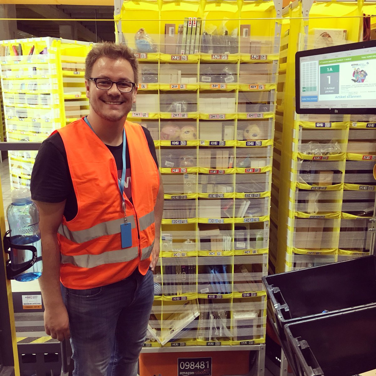 presse_sprecher's tweet photo. Today a wish became reality - I had an amazing Robotics Experience Day in #HAM2! 😊 I stowed, picked & packed plus gained a lot of great insights. Thank you to everyone who made this possible. I'm deeply impressed by your work & your team! 🙋🏼♂️#deliveringsmiles https://t.co/r3C5fwVWsb