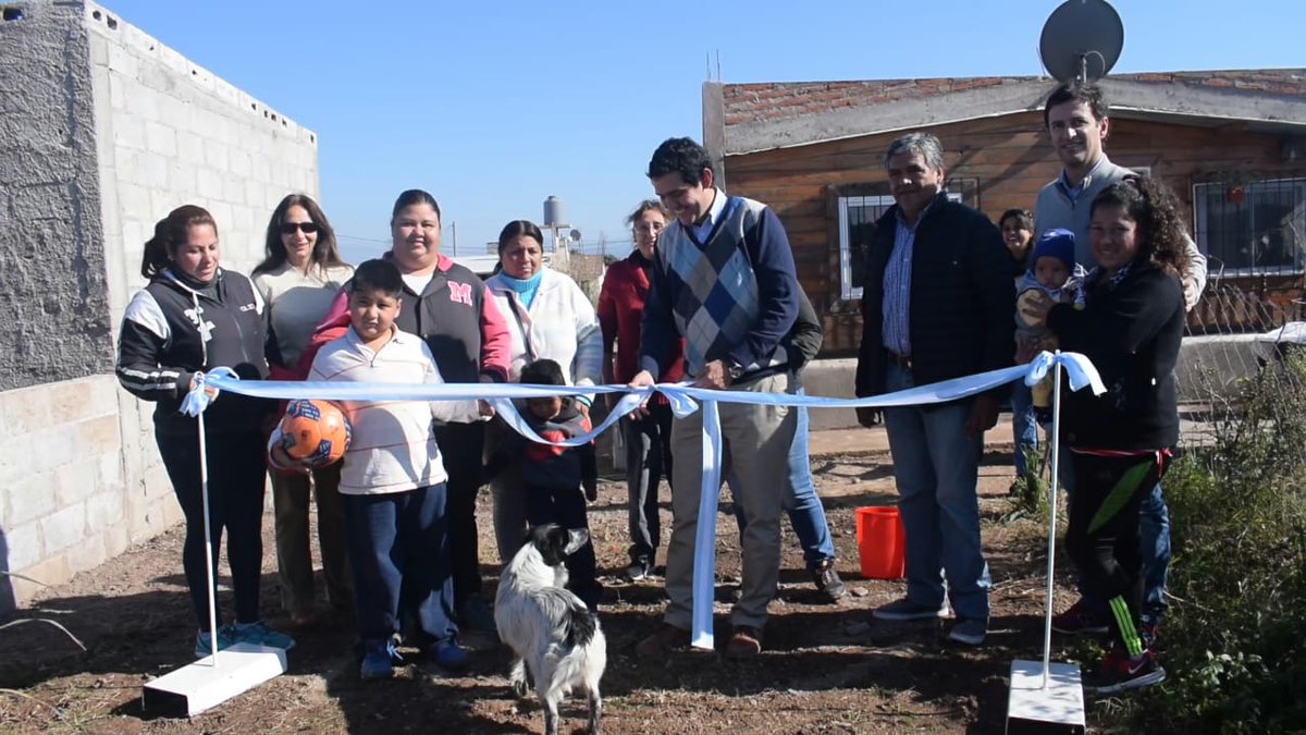 solisg79's tweet photo. Inauguramos red de agua de 1200 mts que beneficia a 80 familias del barrio Ex Provipo en la zona norte de nuestra ciudad #RosariodelaFrontera #Salta #HayFuturo @EstradaEmiliano @MinITyVSalta @AguasdelNorteok https://t.co/h8xXoOZONn