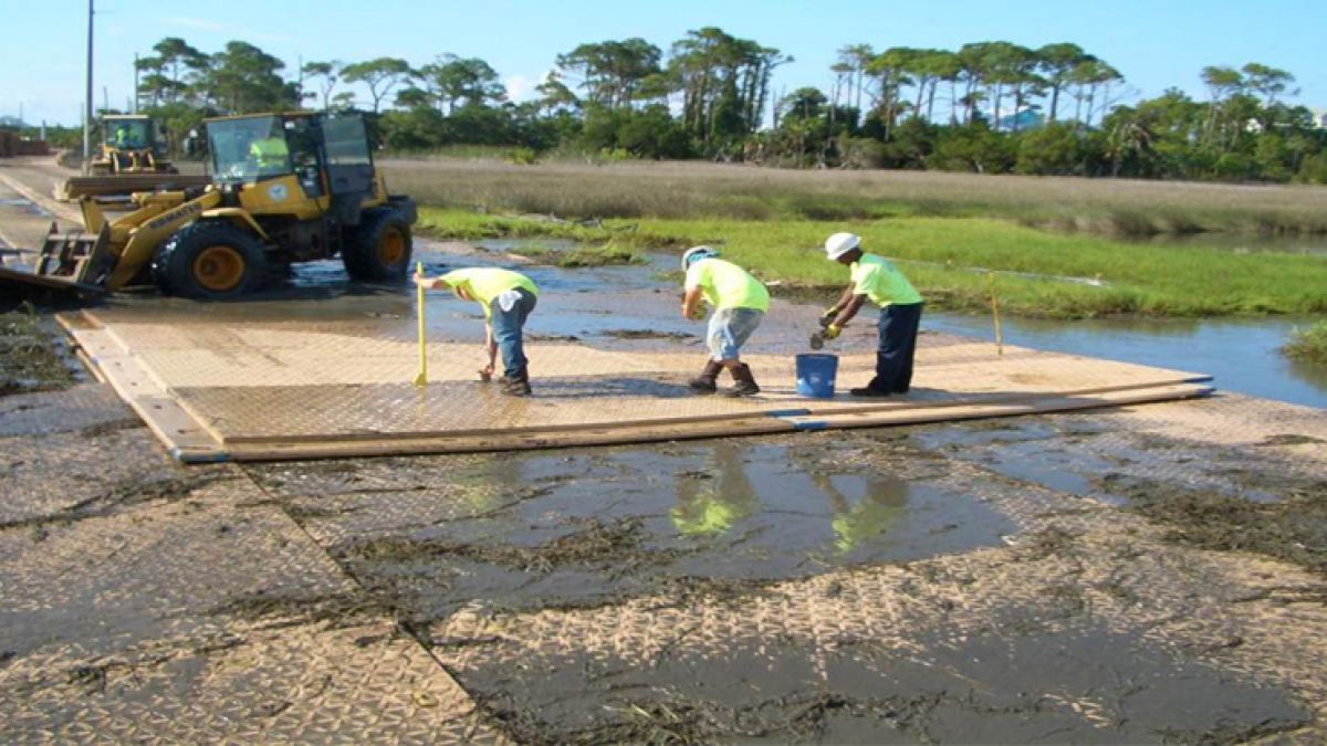 One of the many great benefits to Mabey's composite matting system is our professional installation team! ow.ly/7iNN30hFWhq