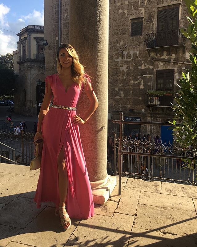 ElenaFataLivia's tweet photo. Wedding day 👸🏼
.
.
#weddingday💍 #invitata #smaryladiesonly #sembroaltissima😍🌺💪🏻👑✨ #manonlosono😂 #igerssicilia #outfit #ootd👗 #stylebyme #pinkdress #instagood #photooftheday📷 https://t.co/crcBb6y7jz https://t.co/KQDM9CcXuV
