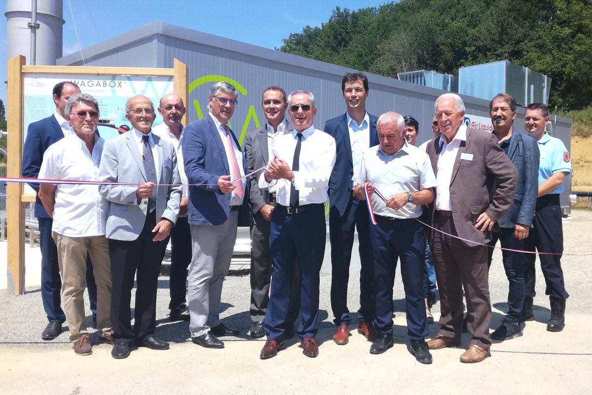 Le président du syndicat mixte Trigone, en charge des déchets du @LeGers32 , le maire de Pavie, les représentants de <a href="/ademe/">ADEME</a> et de <a href="/GRDF/">GRDF</a>, inaugurent la Wagabox3, 1ère unité à injecter du gaz vert en <a href="/Occitanie/">Région Occitanie</a> . Depuis le 15 mai, elle alimente 2000 foyers gersois en #EnR
