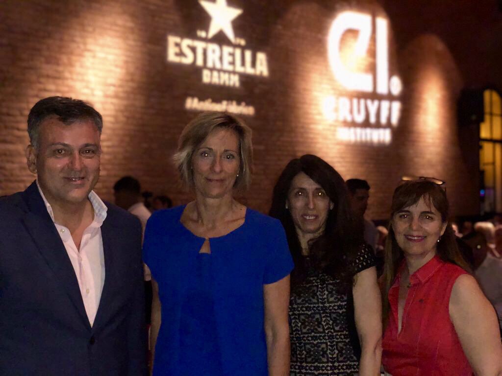 VirginiaLuzon's tweet photo. Felicidades a todas y todos 👏🏻👏🏻👏🏻 ¡Un gran equipo para lograr llegar a la meta! #CruyffGraduation2018 @UABBarcelona https://t.co/WN9OKmzTlD