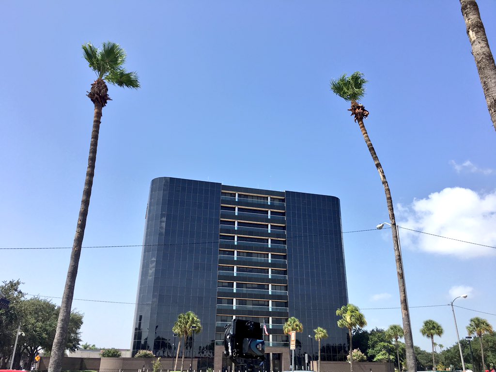 HelenaVillarO's tweet image. Esta es la corte federal de McAllen, Texas, donde acabo de presenciar un juicio masivo de migrantes que han cruzado ilegalmente la frontera. No se permite entrar con móviles ni grabar. Cuento lo que he visto. (HILO)