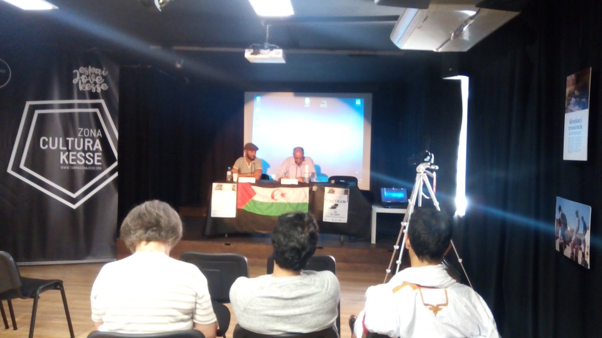 URVsolidaria's tweet photo. Seguim amb les Jornades "Sàhara Occidental. El camí a la llibertat" parlant del sistema educatiu sahrauí amb Jatari Hamudi Rector de la Universitat de Tifatiti i Salama Lehbib @TgnCooperacio @bpsahara #UFM #Hammada
#SàharaLliure https://t.co/y1zp5rsj20
