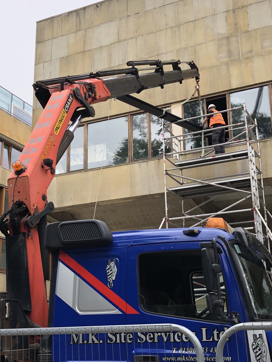 emurray_uoe's tweet image. Projection screen doesn’t fit? Easy, just crane it in the front window #teachingspaces #AVtweeps