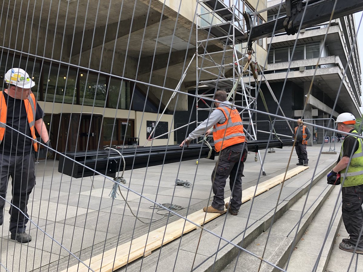 emurray_uoe's tweet image. Projection screen doesn’t fit? Easy, just crane it in the front window #teachingspaces #AVtweeps