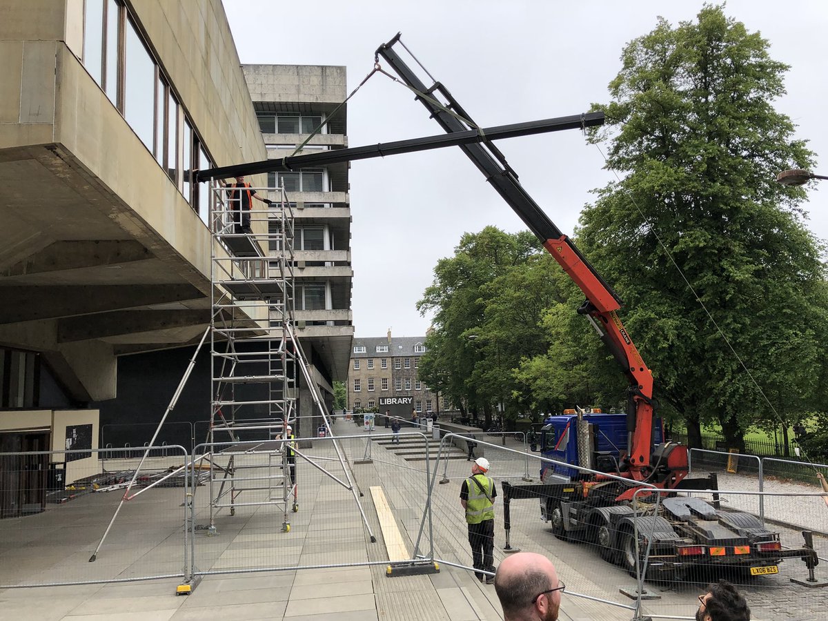 emurray_uoe's tweet image. Projection screen doesn’t fit? Easy, just crane it in the front window #teachingspaces #AVtweeps