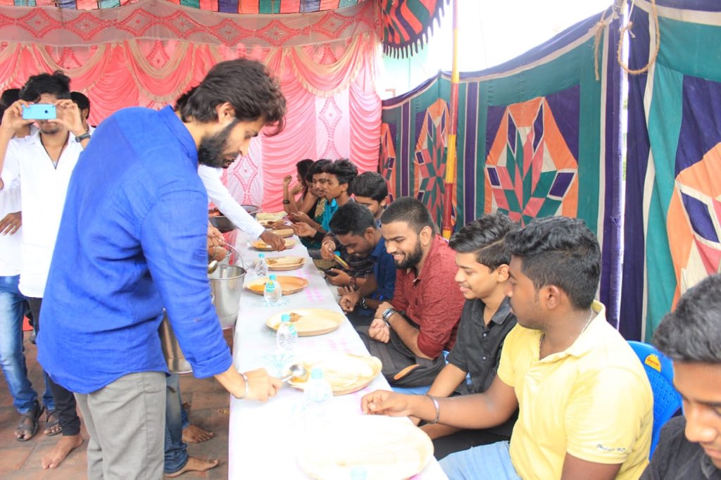 HarishKalyanTM's tweet photo. 1/5 - Here are some pics of our @iamharishkalyan ‘s birthday celebrations with fans ❤️🤗 #HBDHarishKalyan https://t.co/vbbnjrDJqU