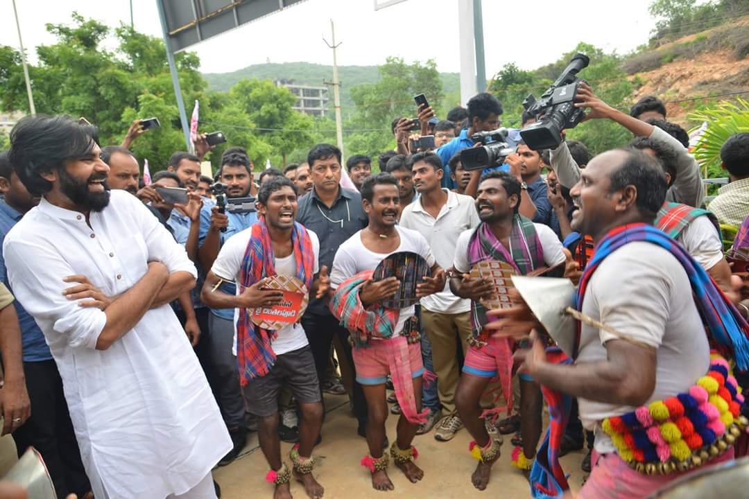 JanaSenaParty's tweet photo. JanaSena Chief @PawanKalyan welcoming leaders today. 

Full Album : https://t.co/vcSP3fDM3p https://t.co/tSjrWerwXJ
