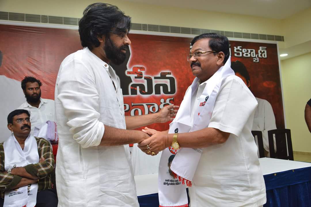 JanaSenaParty's tweet photo. JanaSena Chief @PawanKalyan welcoming leaders today. 

Full Album : https://t.co/vcSP3fDM3p https://t.co/tSjrWerwXJ