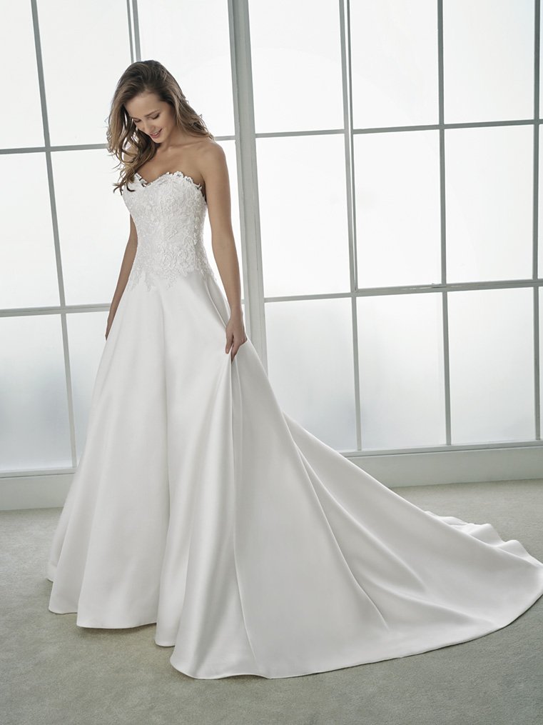StPatrickBridal's tweet photo. Perfection from every angle! Meet FLAVIANA, a very feminine and elegant dress. Try it on at your nearest store! Link #WhiteOne2018 - https://t.co/Bwlwhw5Ow5 https://t.co/FLbwGBkKfz