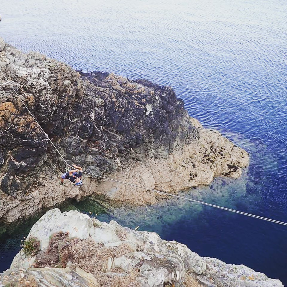 OranjeBergsport's tweet image. Pretty incredible conditions out last night delivering an introduction to Sea Level Traversing workshop to @the_AMI @MT_Association members on Anglesey. Thanks to @CaverPete for the photo. Out in the Alps now! #theendlesssummer