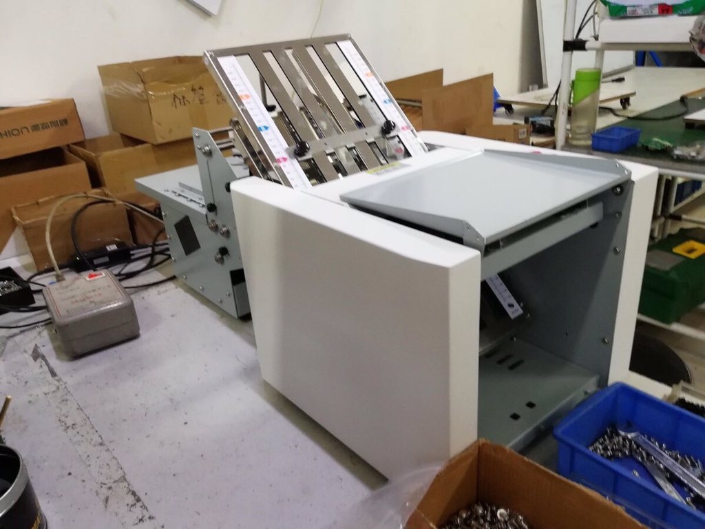 Ruicai_Chris's tweet photo. Paper folding machine https://t.co/S0Ky4dOzO2