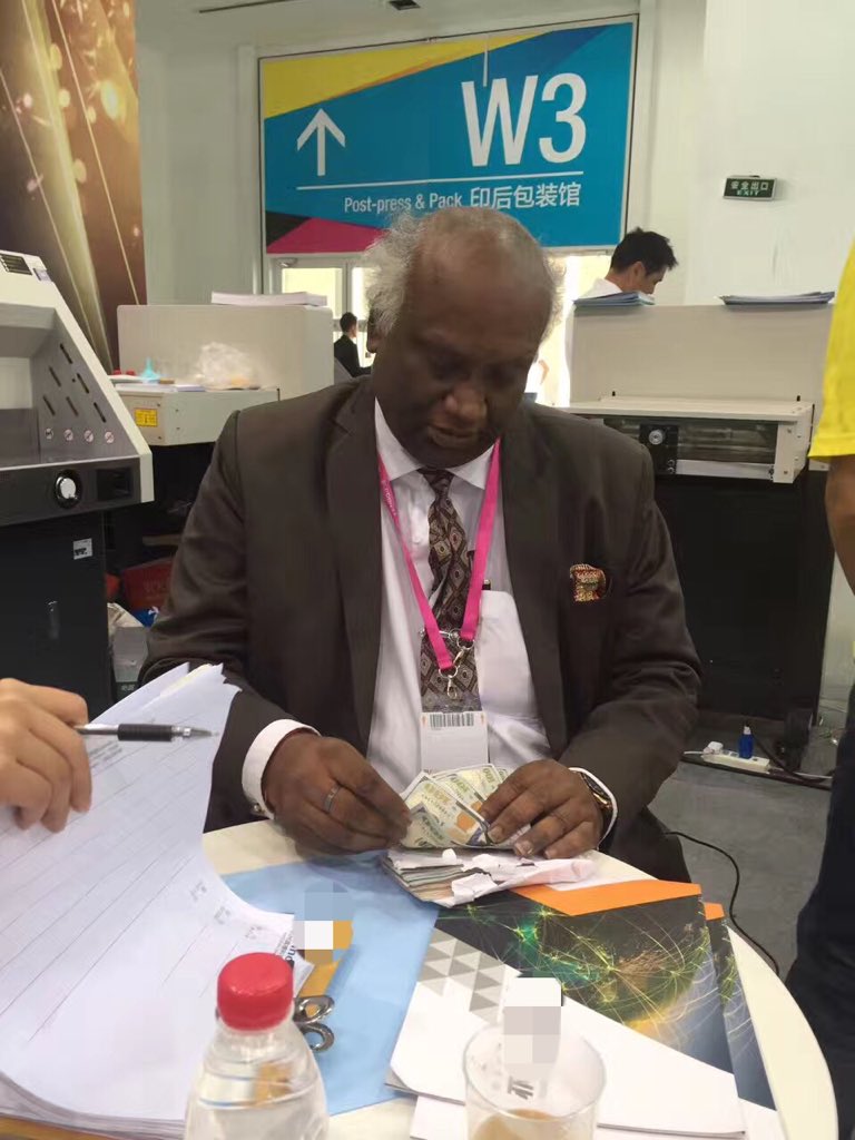 Ruicai_Chris's tweet photo. Dealer to pay for paper cutting machine order in exhibition https://t.co/1Nh0R7QRoz