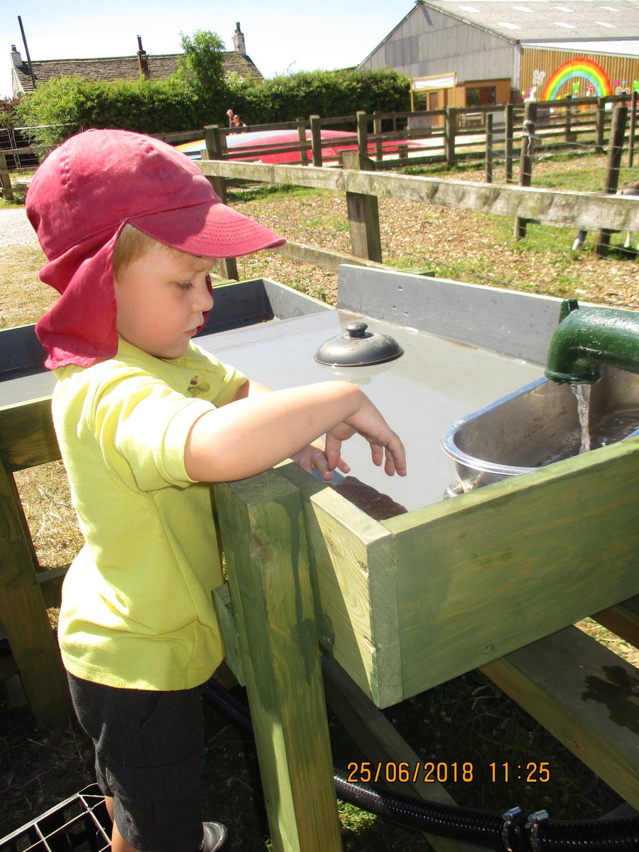 The Forest School - Using the Water Pump - <a href="/Cockfields_Farm/">Cockfields Farm Park</a> @BalladenSchool