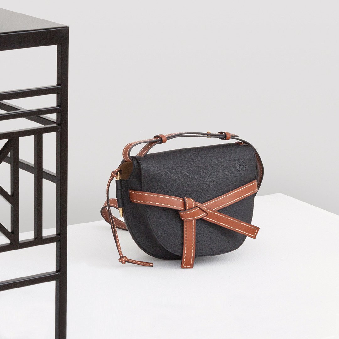 LoeweOfficial's tweet photo. #LOEWE #GateBag now in new colours and sizes.
See more on https://t.co/V7jZ2gc8SM #LOEWESS18 https://t.co/Eo40LhIUYn
