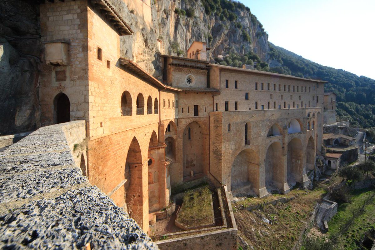 visit_lazio's tweet photo. Lo spettacolare Monastero del #SacroSpeco è uno dei tre monasteri del Lazio candidato ad entrare nel Patrimonio #Unesco #BorghipiuBellidItalia #LaziodelleMeraviglie#Subiaco #Roma https://t.co/McC8yacSyV
