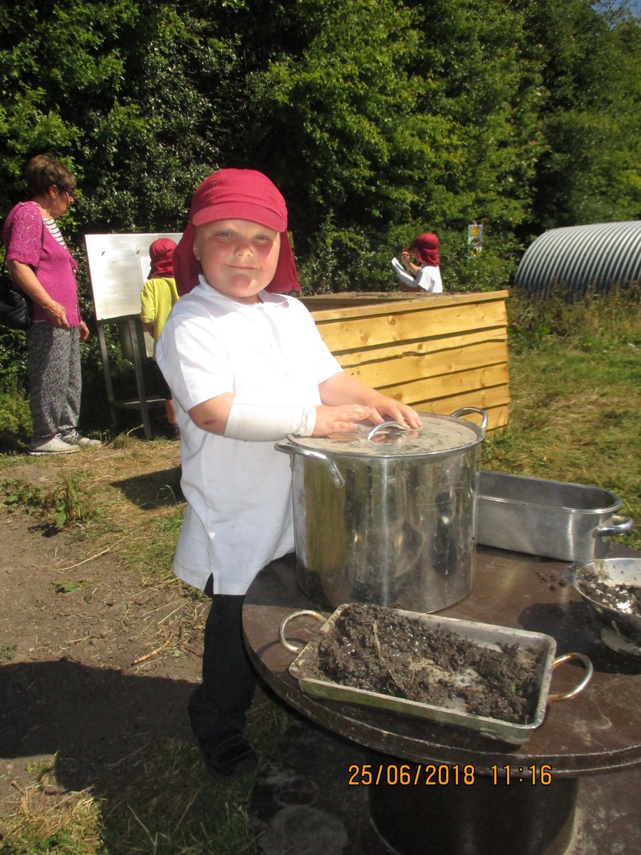 The Forest School - Playing in the Mud Kitchen - <a href="/Cockfields_Farm/">Cockfields Farm Park</a> @BalladenSchool