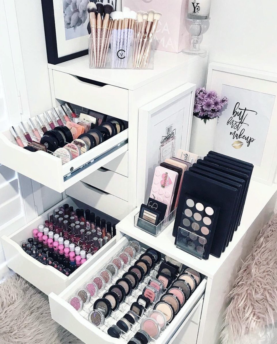 An organized system like this makes getting ready so much more fun! ✨

#makeupaddict #vanitytable #makeuporganizer #makeuporganization