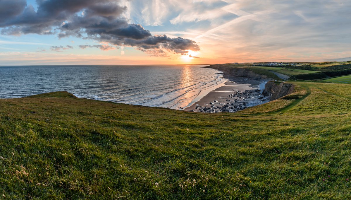 Southerndown Sunset - Glamorgan Heritage Coast 🌞 @ruthwignall <a href="/ITVWales/">ITV Wales News</a> <a href="/ItsYourWales/">It's Your Wales</a> <a href="/itvcoastcountry/">ITV Coast & Country</a>