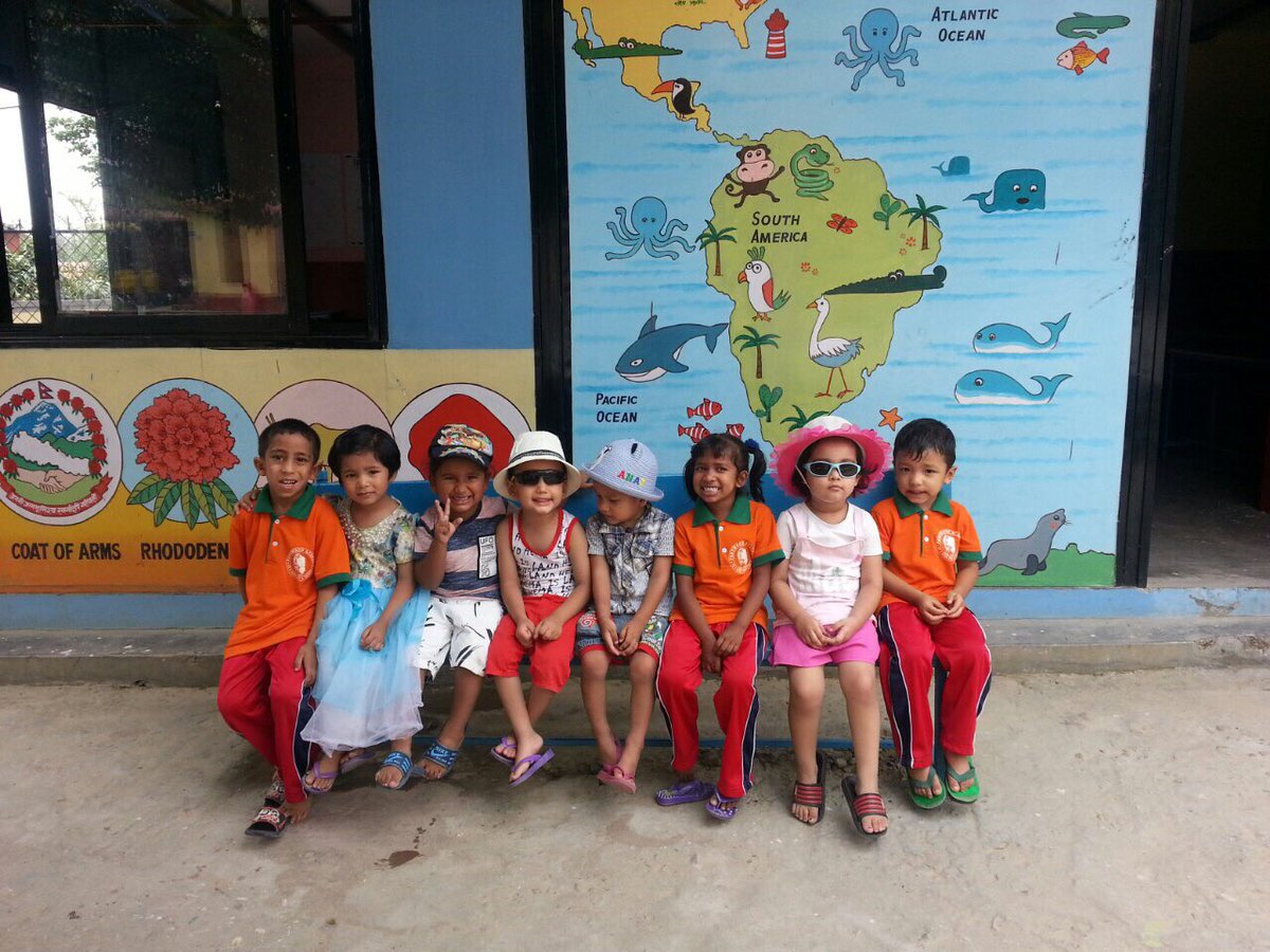 PennwoodAcademy's tweet image. #prepP enjoying in their summer ☀️ dresses 👗 @PennwoodAcademy